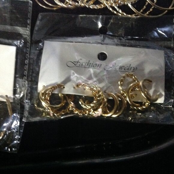 32 Pair Lot of Retro Gold Tone Pierced Hoop Earrings - Picture 2 of 8